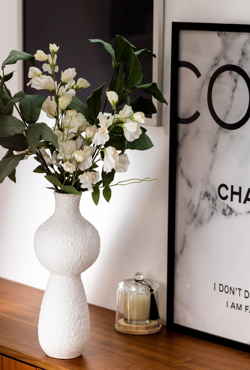 Salon Moderne Avec Fleurs Artificielles Dans Un Vase Et Objets De Décoration  Sur Table Lumineuse En Bois
